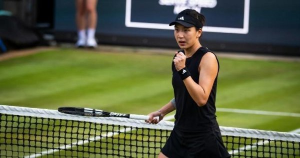 兆富配资 三盘大战来了！王欣瑜6-4扳回一盘，1-1战平万卓索娃