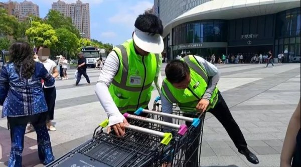 一鼎盈 胖东来回应给员工配备空调服：因室外气温较高，专为外勤人员发放