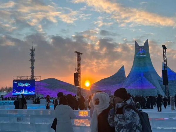 赤盈配资 哈尔滨冰雪大世界园区面积扩大至120万平方米，创历届之最：票价不变，成人票328元，开园时间待定